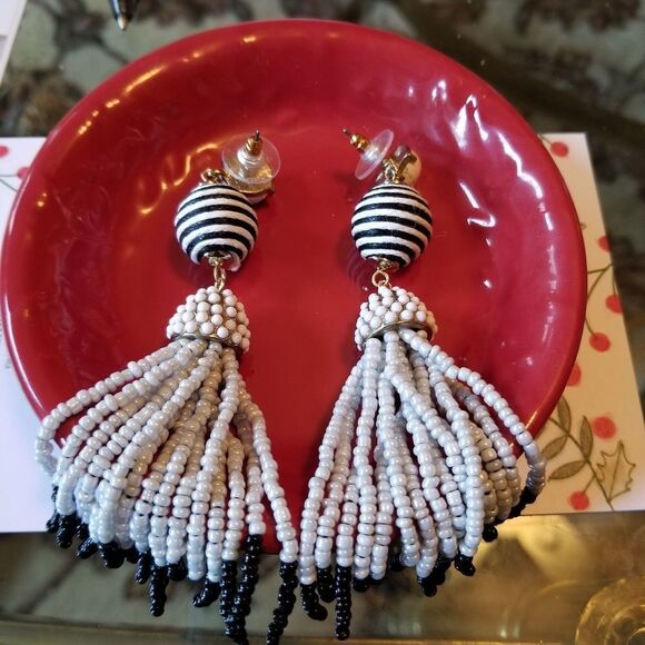 STAREMENT BLACK & WHITE BEADED EARRINGS - Picture 3 of 3